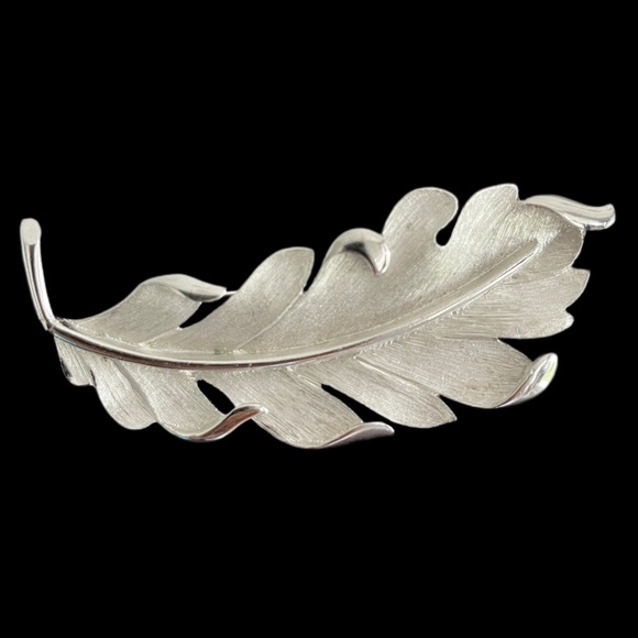 Vintage Crown Trifari Leaf Silver Signed Brooch Pin - Picture 1 of 7